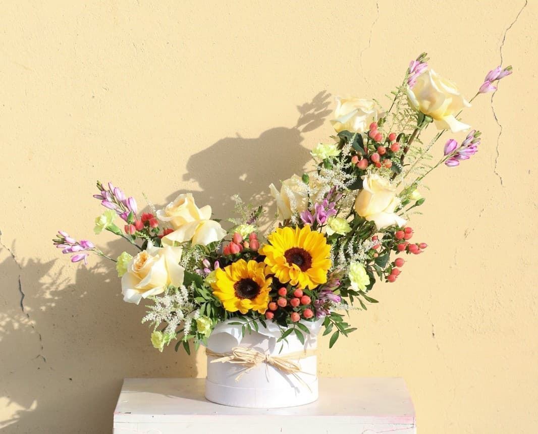 Caja de flores con girasoles - Imagen 1